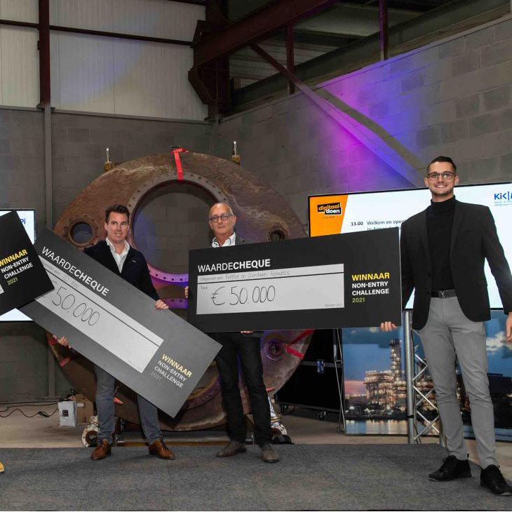 3 mannen op een podium met grote waardechecques