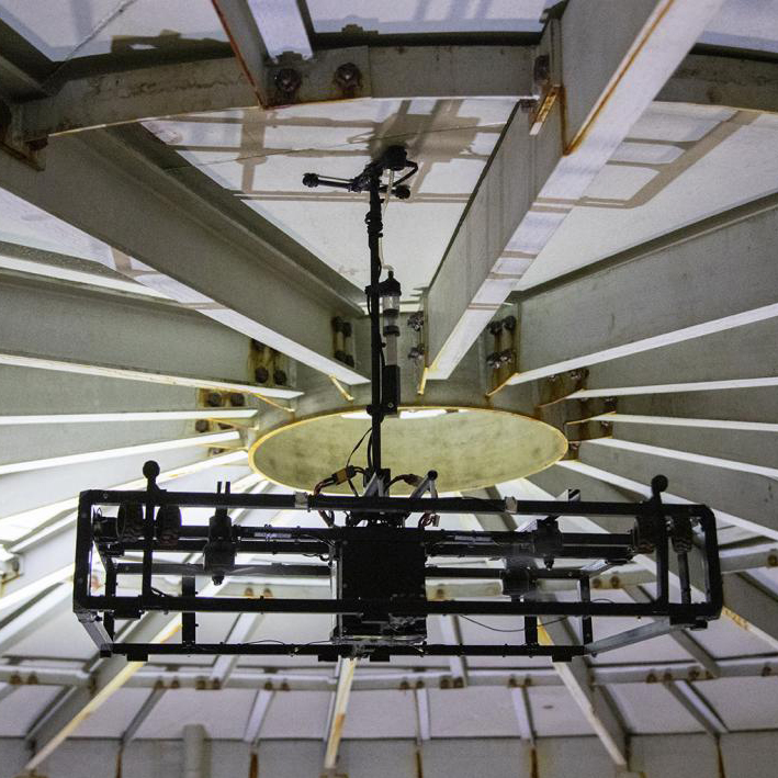 drone inspecteert de binnenzijde van een opslagtank