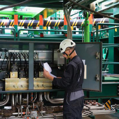 man inspecteert een technische installatie