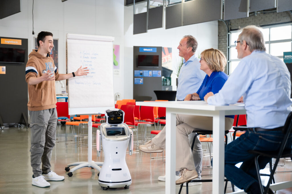 Foto overleg met student bij Breda Robotics