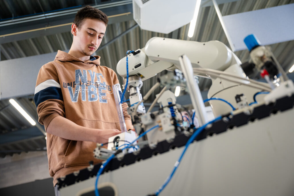Foto student aan het werk bij Breda Robotics