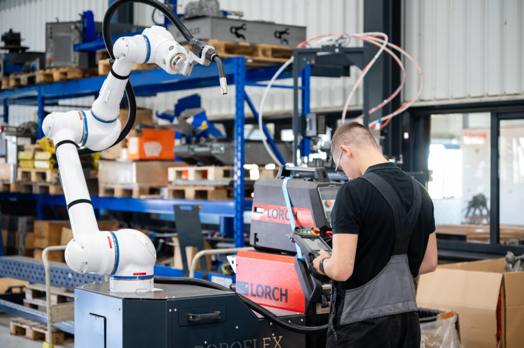 Foto Cobot en werknemer Roboflex